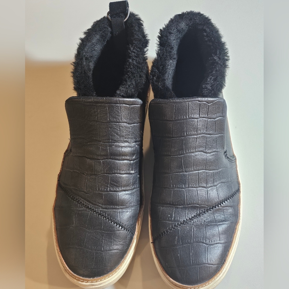 Toms Black Crocodile Pattern Boots with Plush Lining